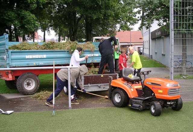 Arbeitseinsatz rund um die Sportplätze