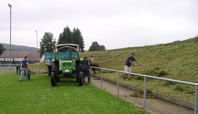 Arbeitseinsatz rund um die Sportplätze