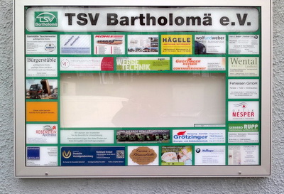 Neuer Schaukasten an der TSV-Turnhalle