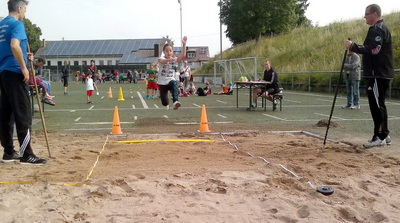 Sportabzeichen-Abnahme der Grundschüler